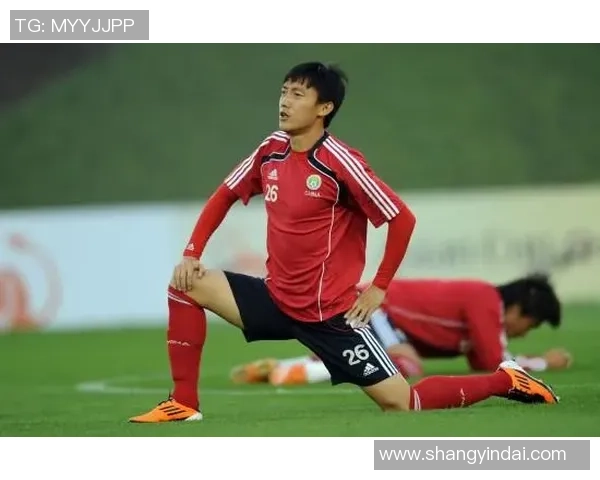 足球明星训练时压腿高清图片展现运动员的力量与优雅